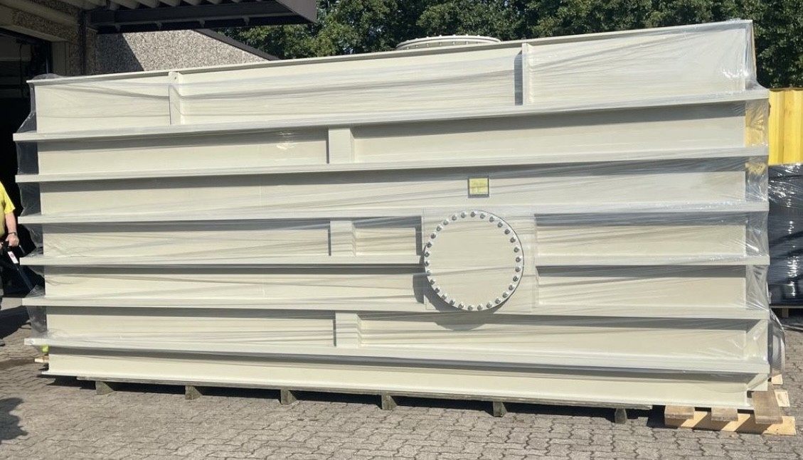 Cremefarbener Rechteckbehälter aus Polypropylen (PP), versandfertig verpackt – Holstein-Kunststoff-Technik GmbH